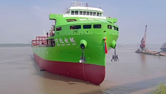 The world's most powerful "power bank" freighter—the "Ningyuan Diankun"—is rewriting a century of maritime fuel history with zero engine roar.