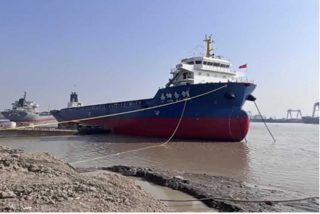 Jiangsu Haizhongzhou Shipbuilding Co., Ltd. Successfully Delivers Deck Barge "Yikun Hechuang"