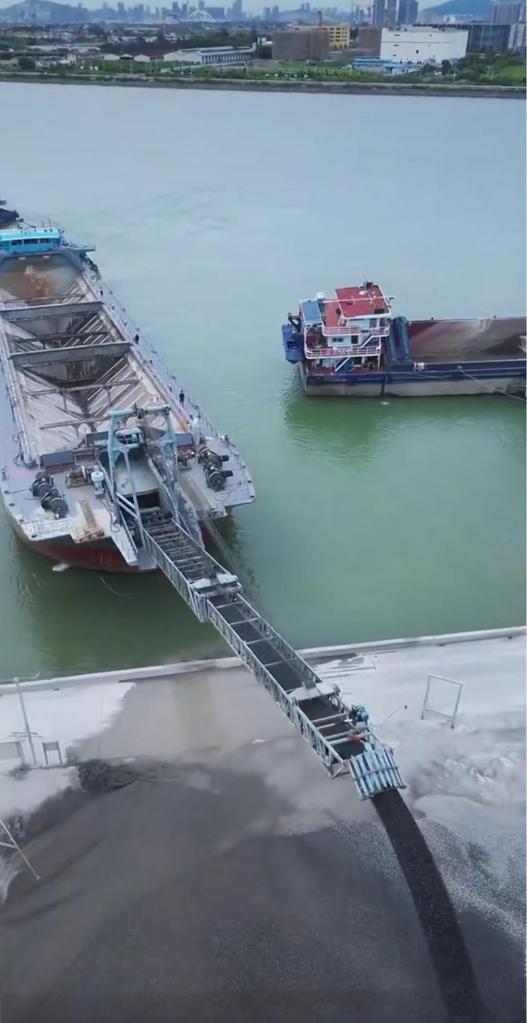 NAVIRE DE SABLE À AUTO-ASPIRATION ET AUTO-DÉCHARGEMENT