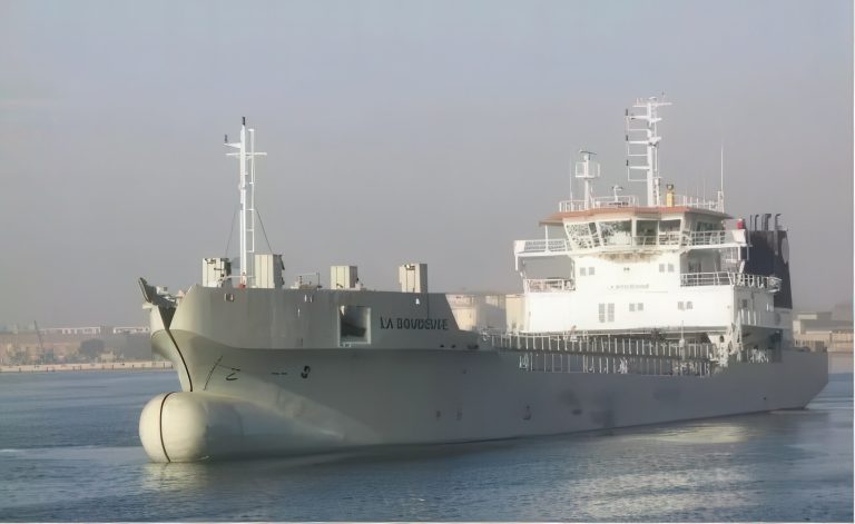 950m³ Split hopper barge