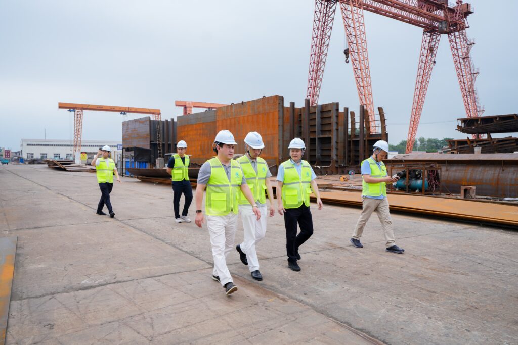 July 16, 2026 – A senior expert delegation from KTZ Express Shipping LLC visited the production base of Jiangsu Haizhongzhou Shipping Industry Co., Ltd. The CEO and senior technical specialists of KTZ Express Shipping LLC conducted an on-site inspection of the four 141m multi-purpose bulk/container vessels construction project.