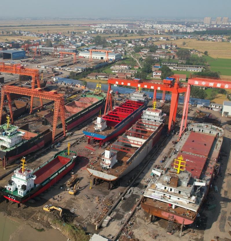 Haizhongzhou shipyard berths and vessels under construction